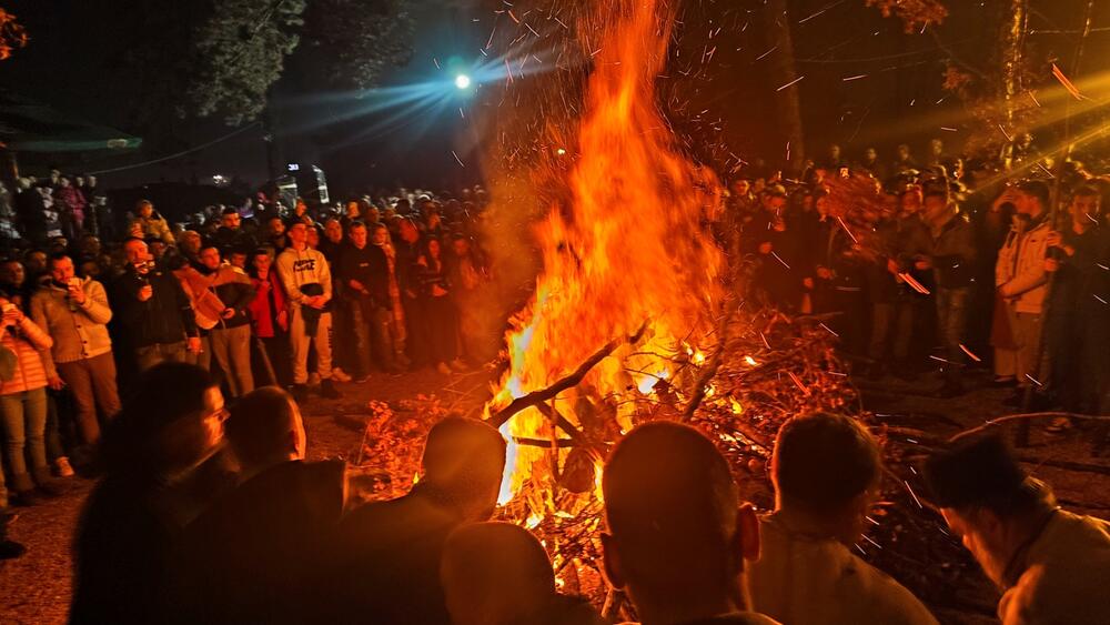 <p>Nalaganju badnjaka prisustvovali predsjednici Opštine i Skupštine opštine Nikšić, Marko Kovačević i Nemanja Vuković</p>
