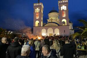 Vjernici SPC u Baru nalagali badnjake ispred hrama Svetog Jovana...
