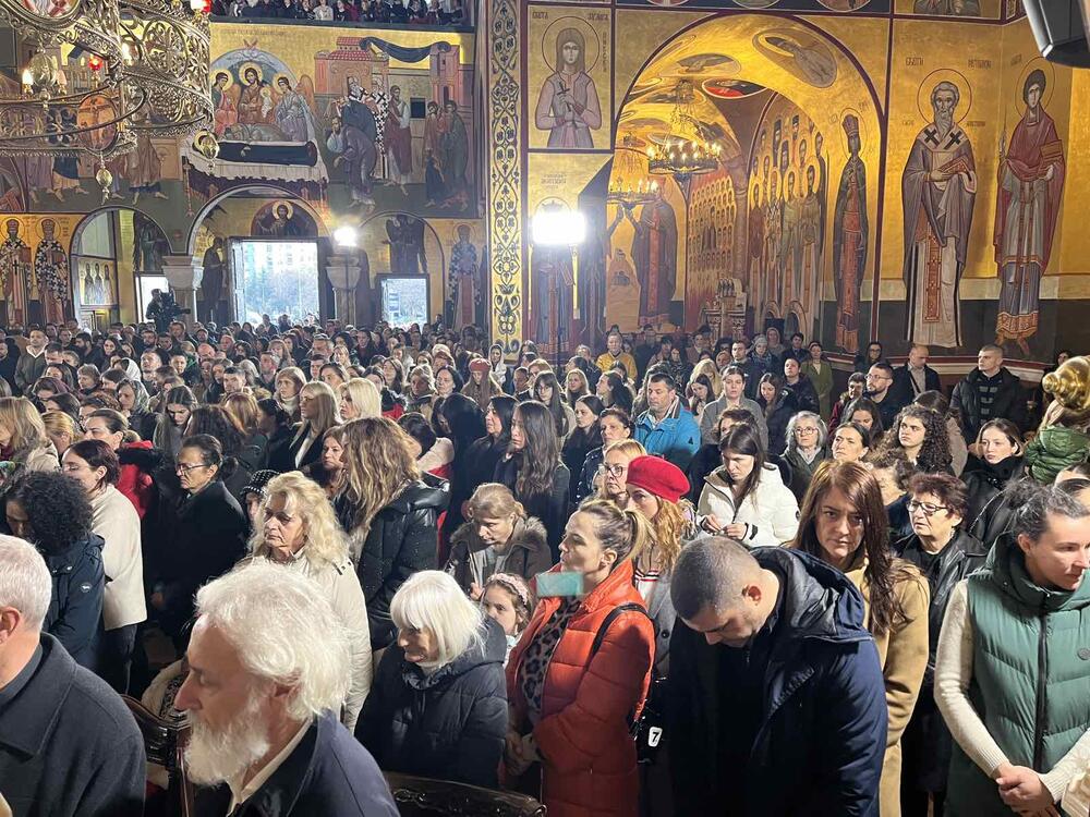 <p>Liturgiju je služio mitropolit crnogorsko-primorski Joanikije sa sveštenstvom</p>