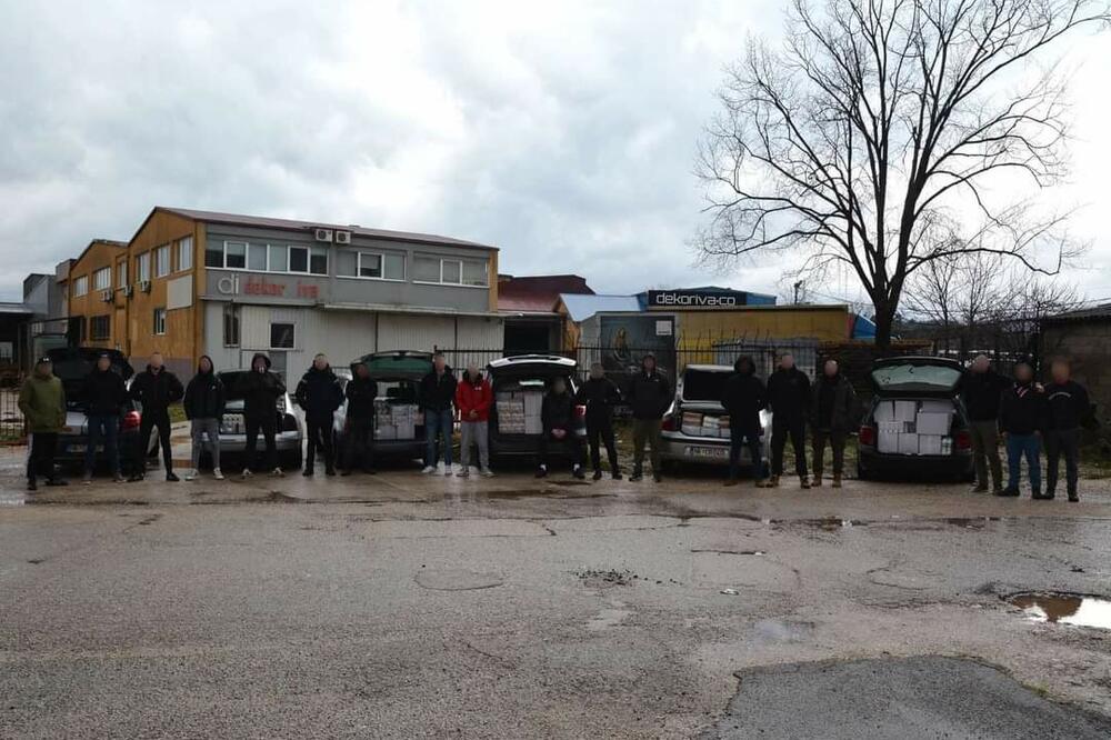 Fap mašina sa paketima hrane i higijene, Foto: Fap mašina