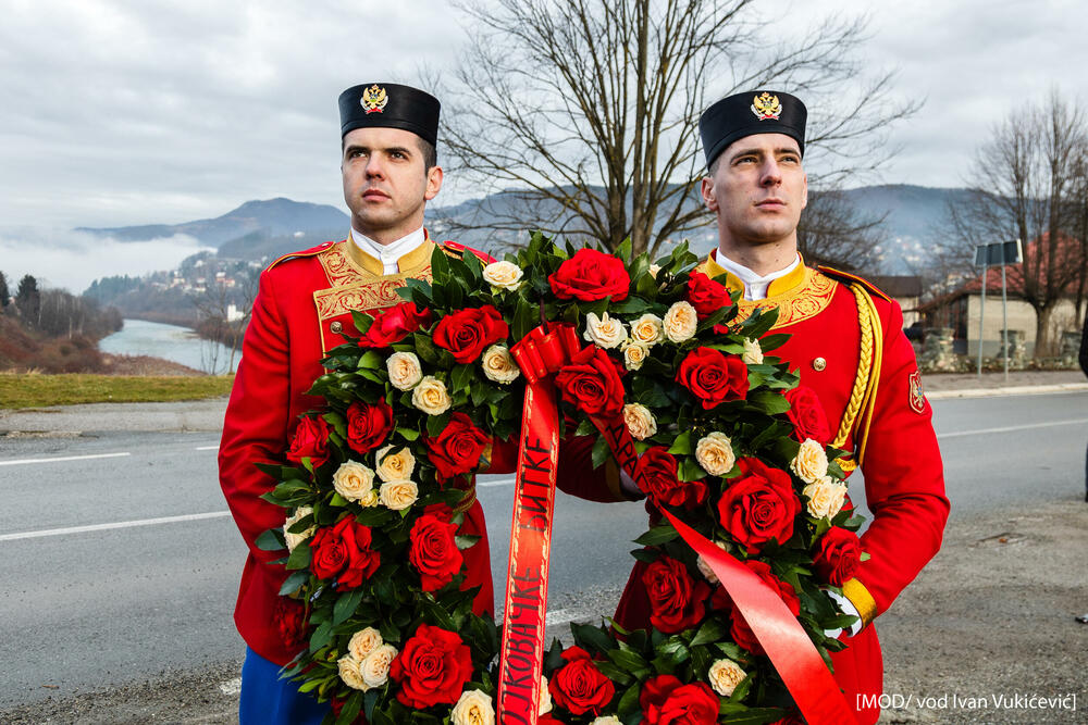 <p>"Povodom 108. godišnjice od Mojkovačke bitke, vijenac na Spomenik junacima položio je ministar odbrane Dragan Krapović u čast slavnih heroja koji su junačkom žrtvom ispisali jedne od najsvjetlijih stranica crnogorske vojničke istorije"</p>