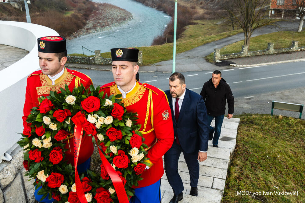 <p>"Povodom 108. godišnjice od Mojkovačke bitke, vijenac na Spomenik junacima položio je ministar odbrane Dragan Krapović u čast slavnih heroja koji su junačkom žrtvom ispisali jedne od najsvjetlijih stranica crnogorske vojničke istorije"</p>