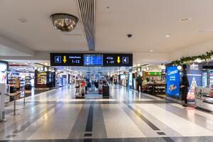 Protivnici libanskog pokreta Hezbolah ubacili poruku na ekrane...