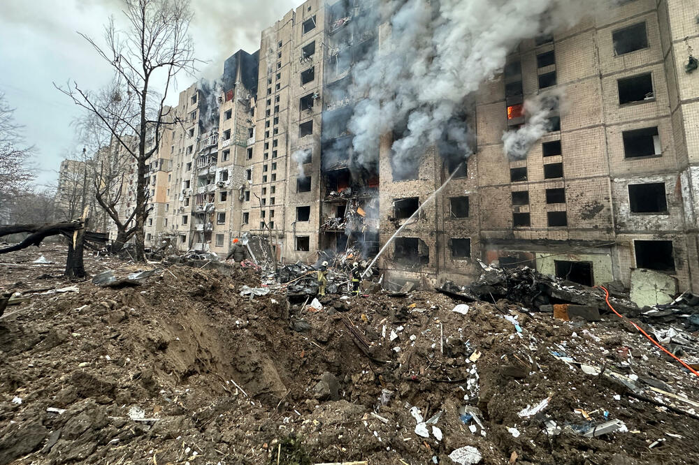 Stambena zgrada teško oštećena tokom ruskog raketnog napada na Kijev, Foto: Reuters