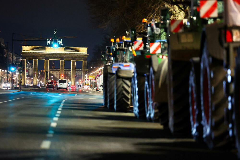 Traktori ispred Brandenburške kapije u glavnom gradu Njemačke, Foto: Reuters