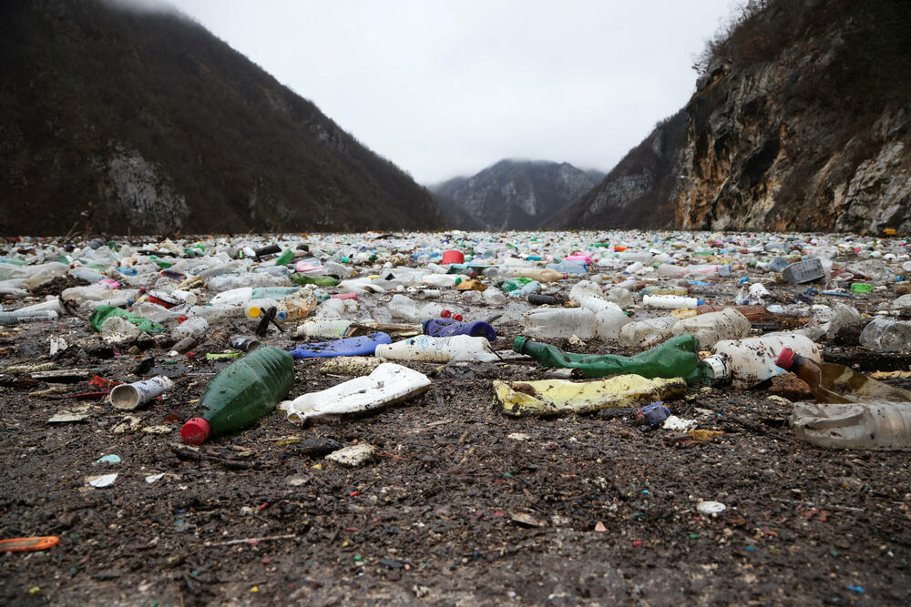 <p>Plastične flaše, istrošene gume i razni neorganski otpad, stvara deponiju smeća</p>