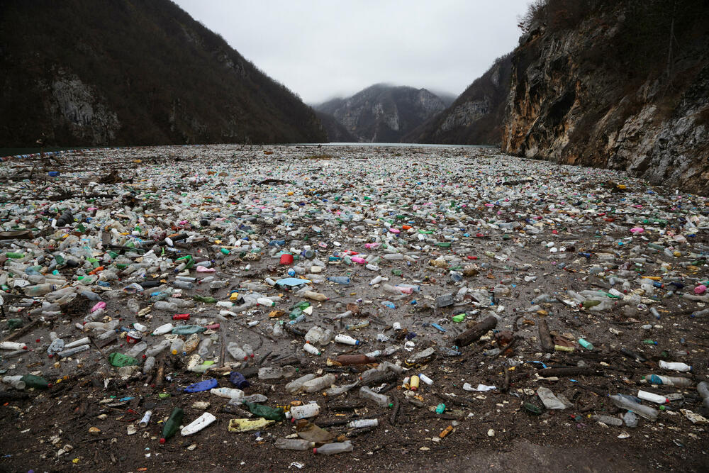<p>Plastične flaše, istrošene gume i razni neorganski otpad, stvara deponiju smeća</p>