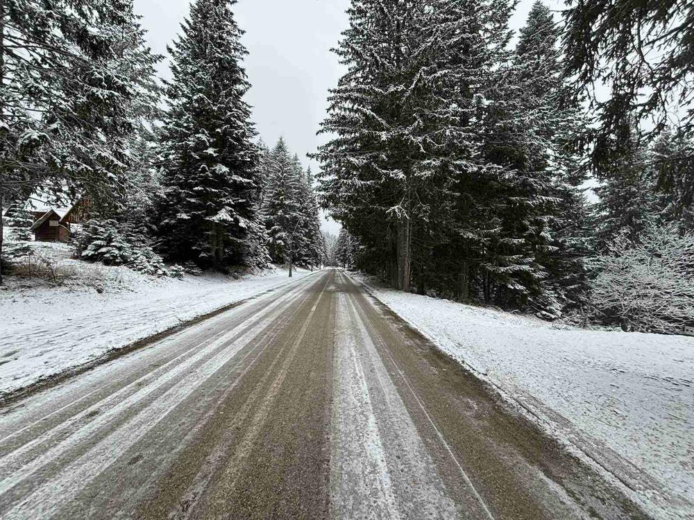 <p>Snijeg je jutros zabijelio Žabljaku.</p>  <p>Prema podacima sa sajta Zavoda za hidrometeorologiju i seizmologiju visina sniježnog pokrivača na Žabljaku je tri santimetra</p>