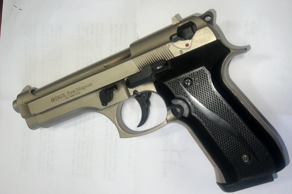 Oduzeti pištolj, Foto: Uprava policije