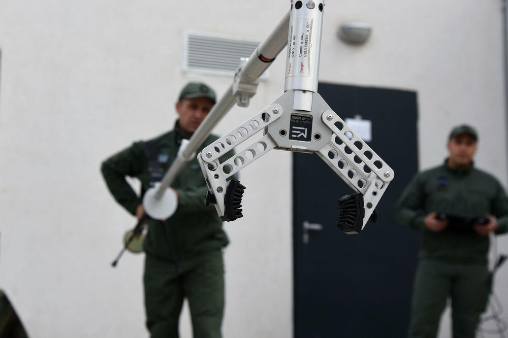 Produžena ruka policajaca: Robot, Foto: Luka Zeković
