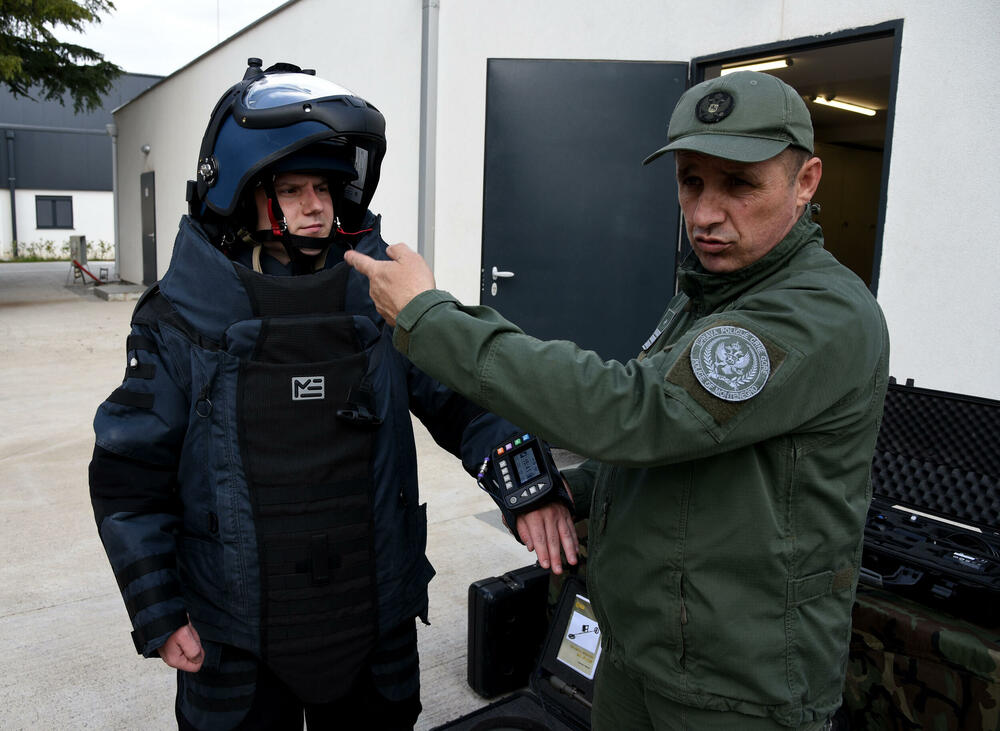 <p>Sedmočlana policijska Grupa za protivdiverzionu zaštitu pronalazi i neutralizuje eksplozivne naprave, a ni pomoć robota im ne garantuje bezbjednost. Komandir Veroljub Konatar ističe da se nakon svake dojave o postavljenoj bombi, a bilo ih je na stotine, ponašaju kao da je eksplozivna naprava zaista u zgradi koju pregledaju</p>