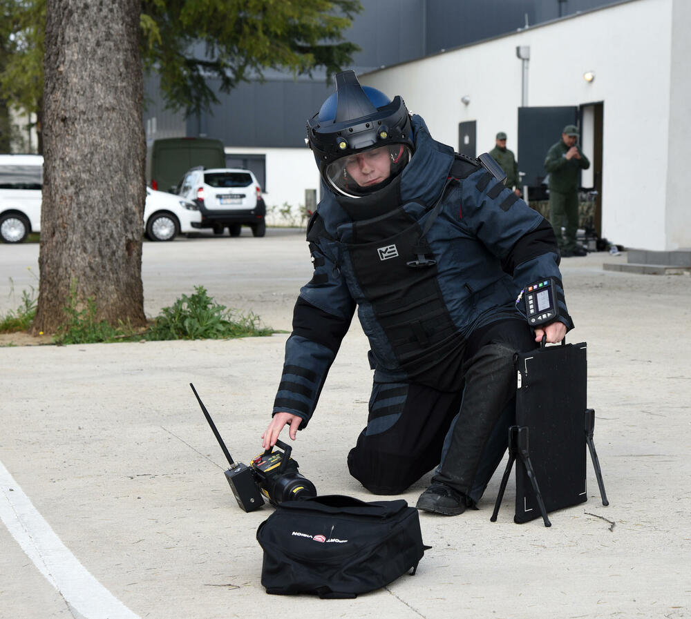 <p>Sedmočlana policijska Grupa za protivdiverzionu zaštitu pronalazi i neutralizuje eksplozivne naprave, a ni pomoć robota im ne garantuje bezbjednost. Komandir Veroljub Konatar ističe da se nakon svake dojave o postavljenoj bombi, a bilo ih je na stotine, ponašaju kao da je eksplozivna naprava zaista u zgradi koju pregledaju</p>