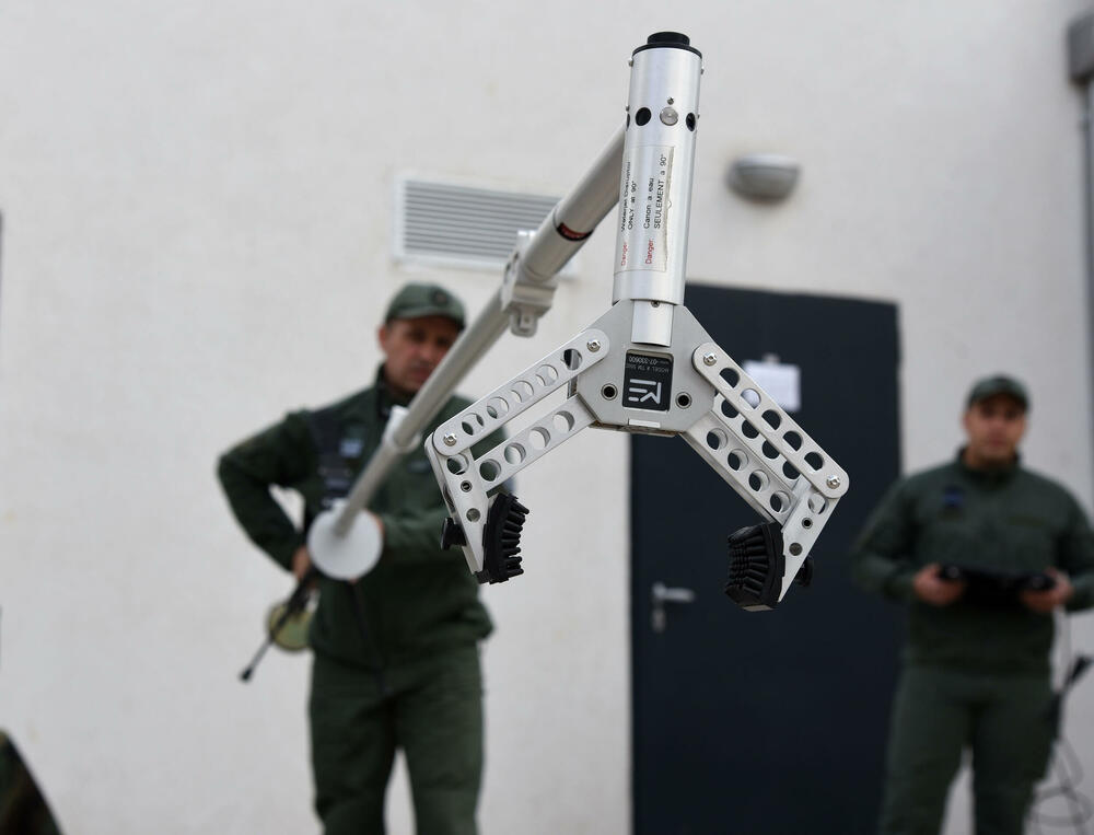 <p>Sedmočlana policijska Grupa za protivdiverzionu zaštitu pronalazi i neutralizuje eksplozivne naprave, a ni pomoć robota im ne garantuje bezbjednost. Komandir Veroljub Konatar ističe da se nakon svake dojave o postavljenoj bombi, a bilo ih je na stotine, ponašaju kao da je eksplozivna naprava zaista u zgradi koju pregledaju</p>