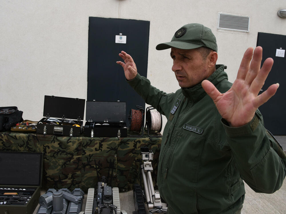 <p>Sedmočlana policijska Grupa za protivdiverzionu zaštitu pronalazi i neutralizuje eksplozivne naprave, a ni pomoć robota im ne garantuje bezbjednost. Komandir Veroljub Konatar ističe da se nakon svake dojave o postavljenoj bombi, a bilo ih je na stotine, ponašaju kao da je eksplozivna naprava zaista u zgradi koju pregledaju</p>