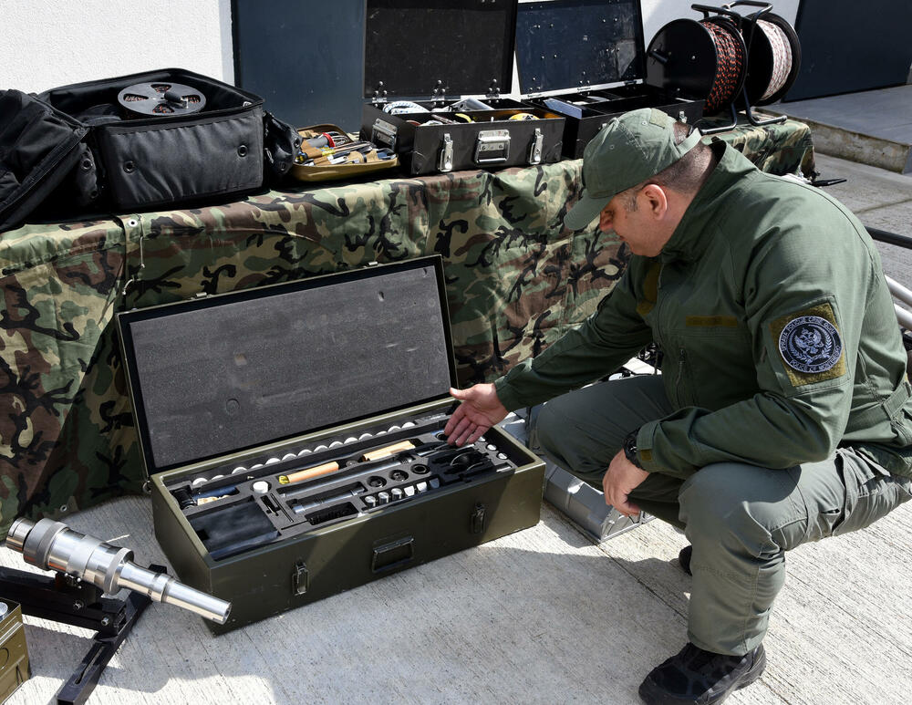 <p>Sedmočlana policijska Grupa za protivdiverzionu zaštitu pronalazi i neutralizuje eksplozivne naprave, a ni pomoć robota im ne garantuje bezbjednost. Komandir Veroljub Konatar ističe da se nakon svake dojave o postavljenoj bombi, a bilo ih je na stotine, ponašaju kao da je eksplozivna naprava zaista u zgradi koju pregledaju</p>