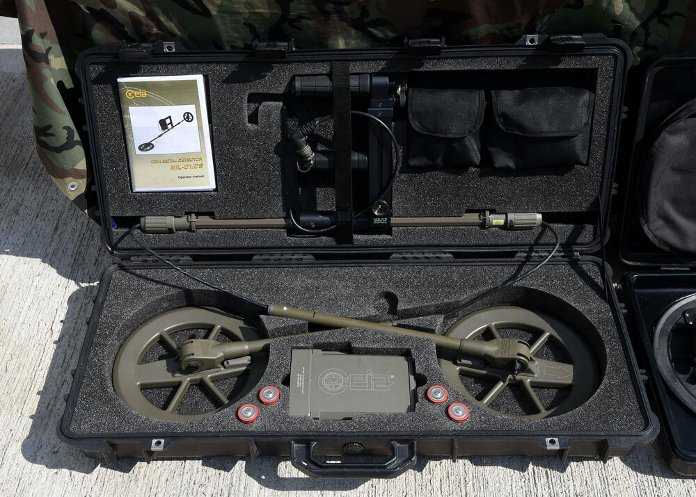 <p>Sedmočlana policijska Grupa za protivdiverzionu zaštitu pronalazi i neutralizuje eksplozivne naprave, a ni pomoć robota im ne garantuje bezbjednost. Komandir Veroljub Konatar ističe da se nakon svake dojave o postavljenoj bombi, a bilo ih je na stotine, ponašaju kao da je eksplozivna naprava zaista u zgradi koju pregledaju</p>