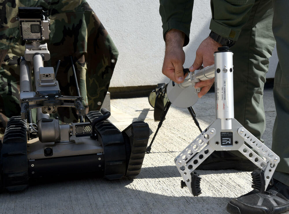 <p>Sedmočlana policijska Grupa za protivdiverzionu zaštitu pronalazi i neutralizuje eksplozivne naprave, a ni pomoć robota im ne garantuje bezbjednost. Komandir Veroljub Konatar ističe da se nakon svake dojave o postavljenoj bombi, a bilo ih je na stotine, ponašaju kao da je eksplozivna naprava zaista u zgradi koju pregledaju</p>