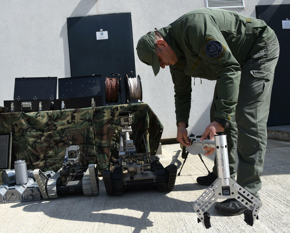 <p>Sedmočlana policijska Grupa za protivdiverzionu zaštitu pronalazi i neutralizuje eksplozivne naprave, a ni pomoć robota im ne garantuje bezbjednost. Komandir Veroljub Konatar ističe da se nakon svake dojave o postavljenoj bombi, a bilo ih je na stotine, ponašaju kao da je eksplozivna naprava zaista u zgradi koju pregledaju</p>