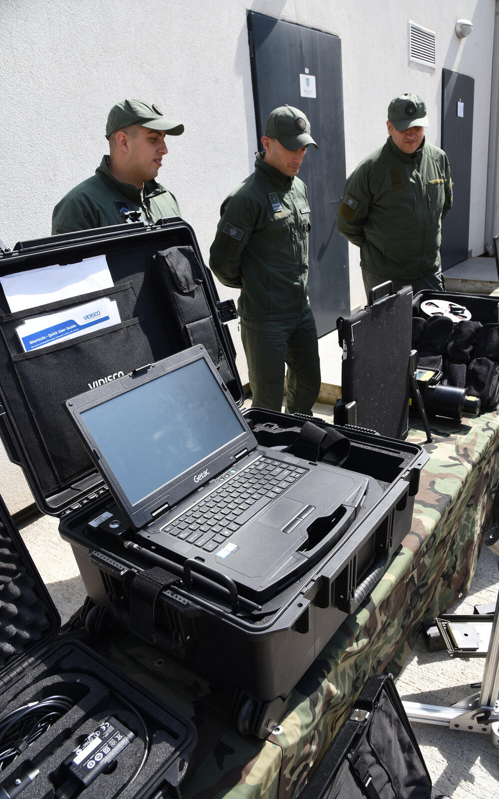 <p>Sedmočlana policijska Grupa za protivdiverzionu zaštitu pronalazi i neutralizuje eksplozivne naprave, a ni pomoć robota im ne garantuje bezbjednost. Komandir Veroljub Konatar ističe da se nakon svake dojave o postavljenoj bombi, a bilo ih je na stotine, ponašaju kao da je eksplozivna naprava zaista u zgradi koju pregledaju</p>