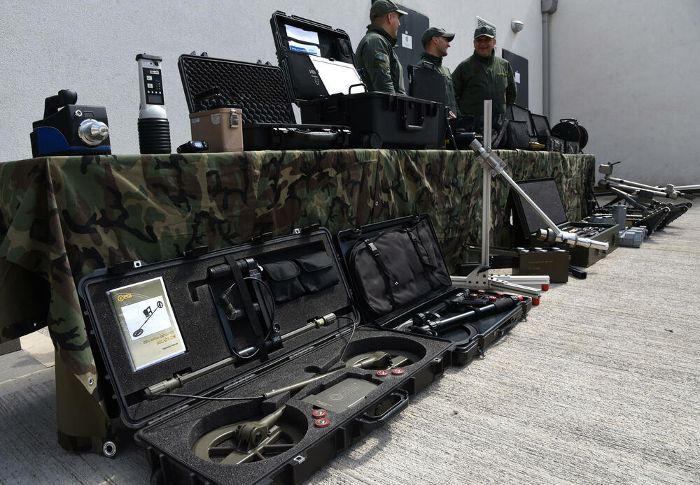 <p>Sedmočlana policijska Grupa za protivdiverzionu zaštitu pronalazi i neutralizuje eksplozivne naprave, a ni pomoć robota im ne garantuje bezbjednost. Komandir Veroljub Konatar ističe da se nakon svake dojave o postavljenoj bombi, a bilo ih je na stotine, ponašaju kao da je eksplozivna naprava zaista u zgradi koju pregledaju</p>