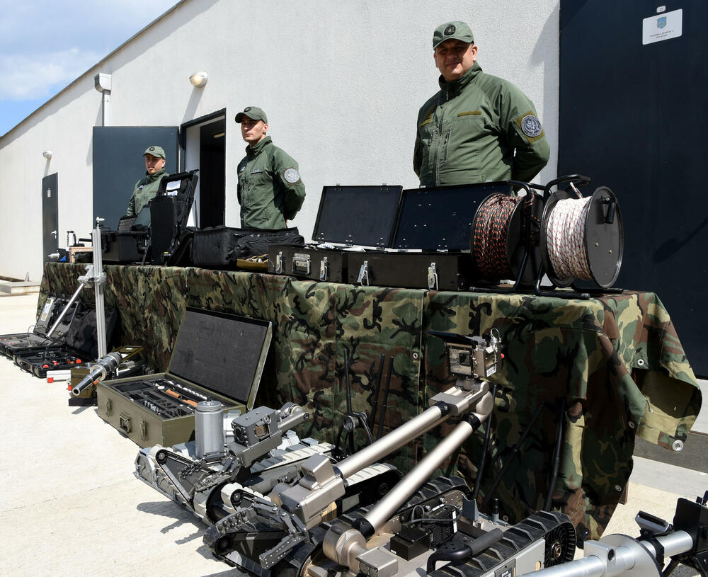 <p>Sedmočlana policijska Grupa za protivdiverzionu zaštitu pronalazi i neutralizuje eksplozivne naprave, a ni pomoć robota im ne garantuje bezbjednost. Komandir Veroljub Konatar ističe da se nakon svake dojave o postavljenoj bombi, a bilo ih je na stotine, ponašaju kao da je eksplozivna naprava zaista u zgradi koju pregledaju</p>
