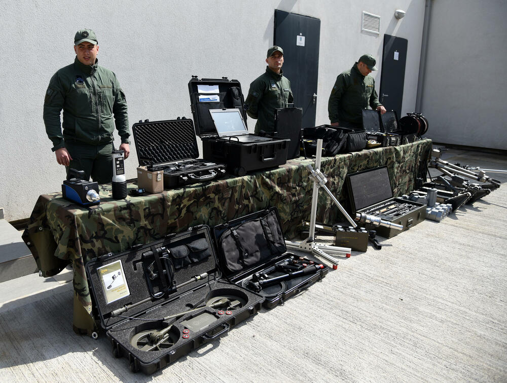 <p>Sedmočlana policijska Grupa za protivdiverzionu zaštitu pronalazi i neutralizuje eksplozivne naprave, a ni pomoć robota im ne garantuje bezbjednost. Komandir Veroljub Konatar ističe da se nakon svake dojave o postavljenoj bombi, a bilo ih je na stotine, ponašaju kao da je eksplozivna naprava zaista u zgradi koju pregledaju</p>