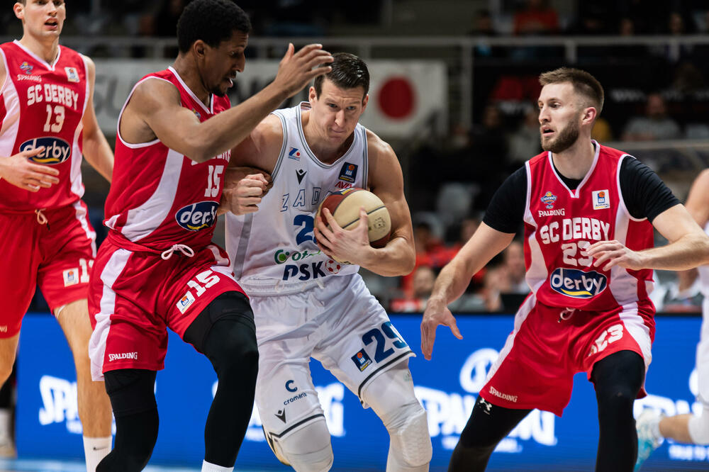 Luka Božić u duelu sa Dokinsom i Drežnjakom, Foto: ABA liga