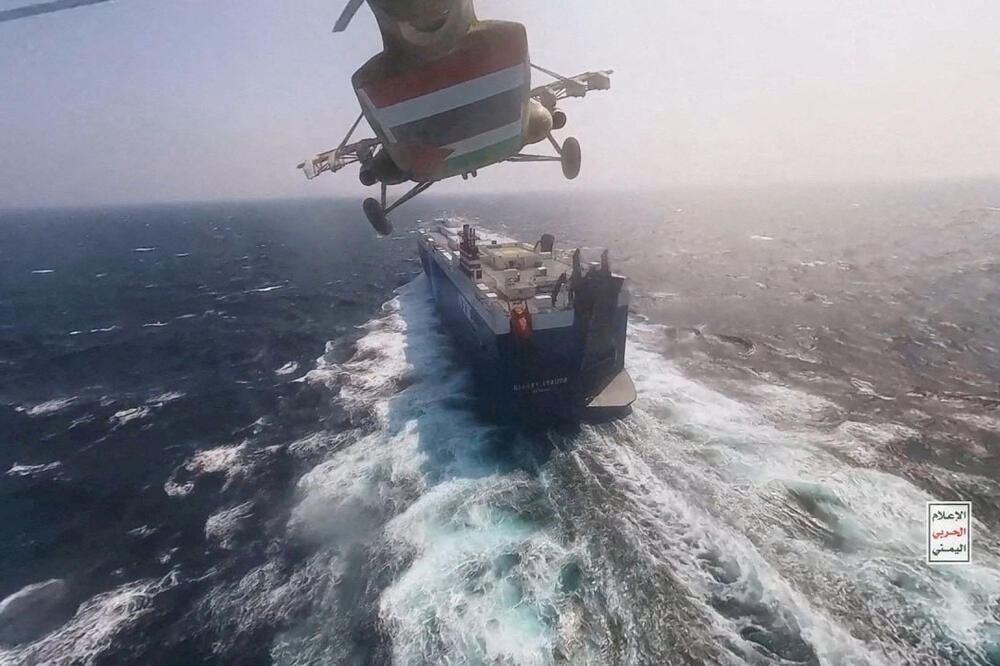 U prethodnom napadu oteli 25 članova posade: Vojni helikopter Huta iznad broda za transport "Galaxy Leader", Foto: REUTERS