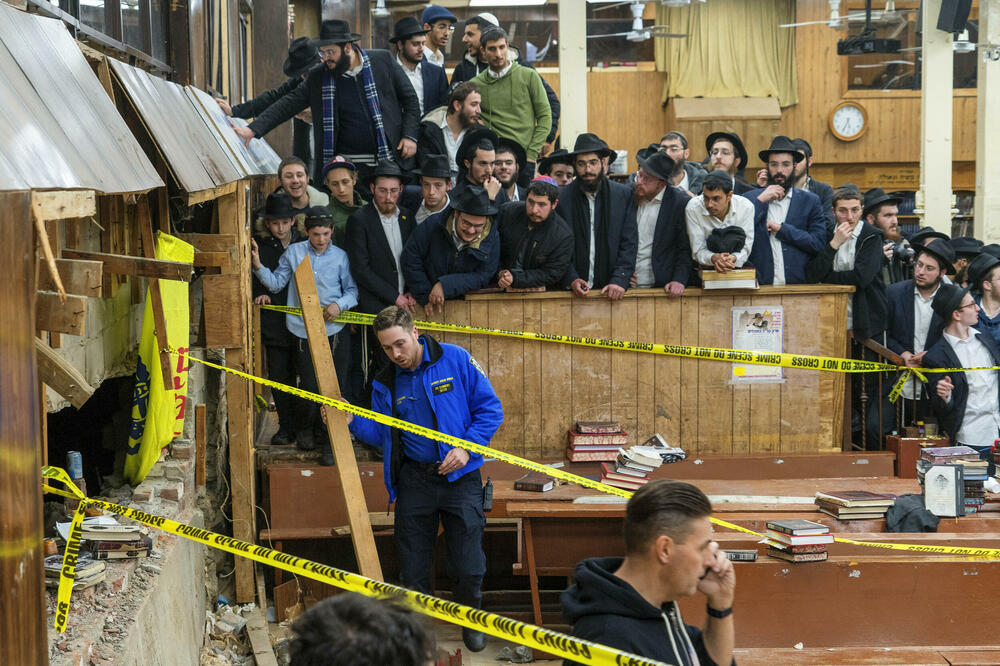 Hasidi posmatraju kako policija pravi obezbeđuje deo zida sinagoge koji vodi ka tunelu koji su hasidski studenti kopali, Foto: Beta/AP