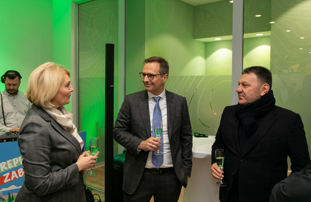 <p>Juče je počela sa radom nova CKB filijala koja se nalazi u sklopu tržnog centra „Naš diskont” u Podgorici.</p>