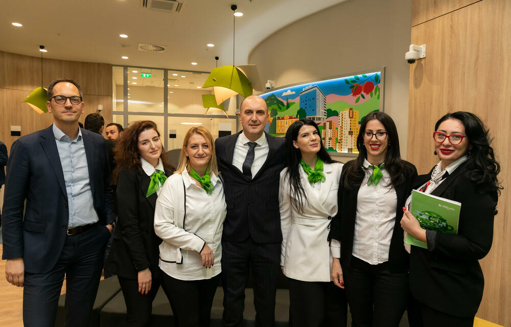 <p>Juče je počela sa radom nova CKB filijala koja se nalazi u sklopu tržnog centra „Naš diskont” u Podgorici.</p>