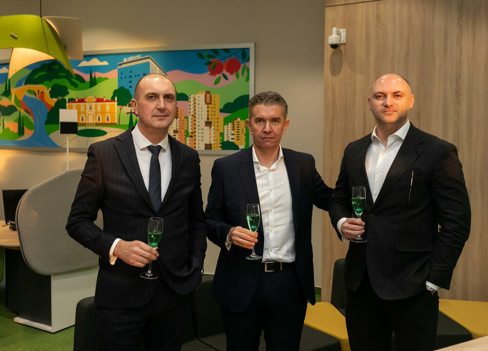 <p>Juče je počela sa radom nova CKB filijala koja se nalazi u sklopu tržnog centra „Naš diskont” u Podgorici.</p>