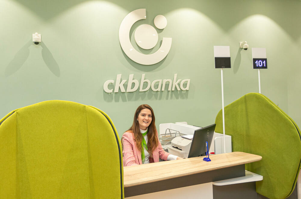 <p>Juče je počela sa radom nova CKB filijala koja se nalazi u sklopu tržnog centra „Naš diskont” u Podgorici.</p>