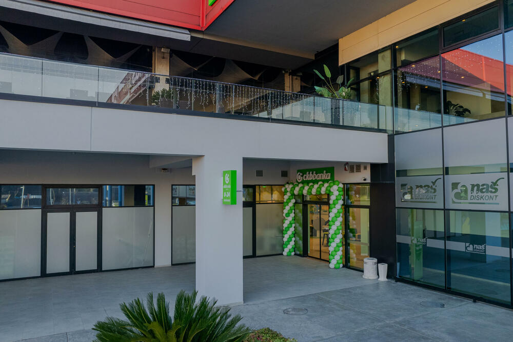 <p>Juče je počela sa radom nova CKB filijala koja se nalazi u sklopu tržnog centra „Naš diskont” u Podgorici.</p>