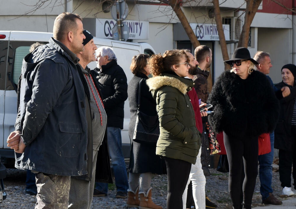 <p>U podgoričkom naselju Zabjelo jutros je započeto rušenje nelegalno sagrađene lamele C, koju je gradila PS Gradnja. Dok su radnici u potkrovlju rušili stanove, vlasnici stanova bili su zaključani na prvom spratu. Pogledajte kako je bilo na licu mjesta.</p>