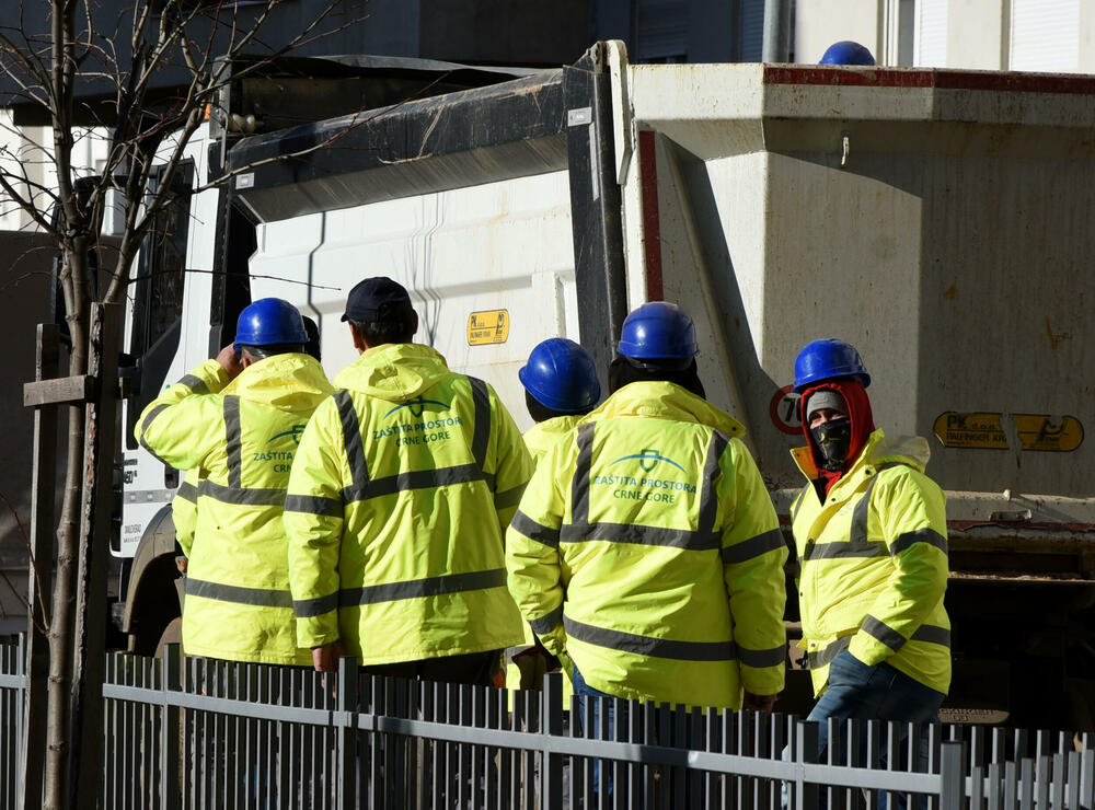 <p>U podgoričkom naselju Zabjelo jutros je započeto rušenje nelegalno sagrađene lamele C, koju je gradila PS Gradnja. Dok su radnici u potkrovlju rušili stanove, vlasnici stanova bili su zaključani na prvom spratu. Pogledajte kako je bilo na licu mjesta.</p>