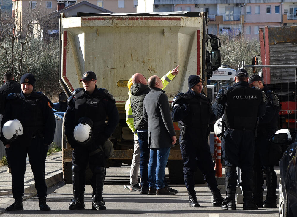 <p>U podgoričkom naselju Zabjelo jutros je započeto rušenje nelegalno sagrađene lamele C, koju je gradila PS Gradnja. Dok su radnici u potkrovlju rušili stanove, vlasnici stanova bili su zaključani na prvom spratu. Pogledajte kako je bilo na licu mjesta.</p>