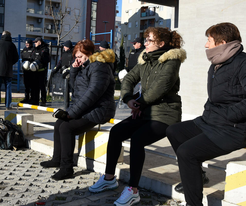 <p>U podgoričkom naselju Zabjelo jutros je započeto rušenje nelegalno sagrađene lamele C, koju je gradila PS Gradnja. Dok su radnici u potkrovlju rušili stanove, vlasnici stanova bili su zaključani na prvom spratu. Pogledajte kako je bilo na licu mjesta.</p>