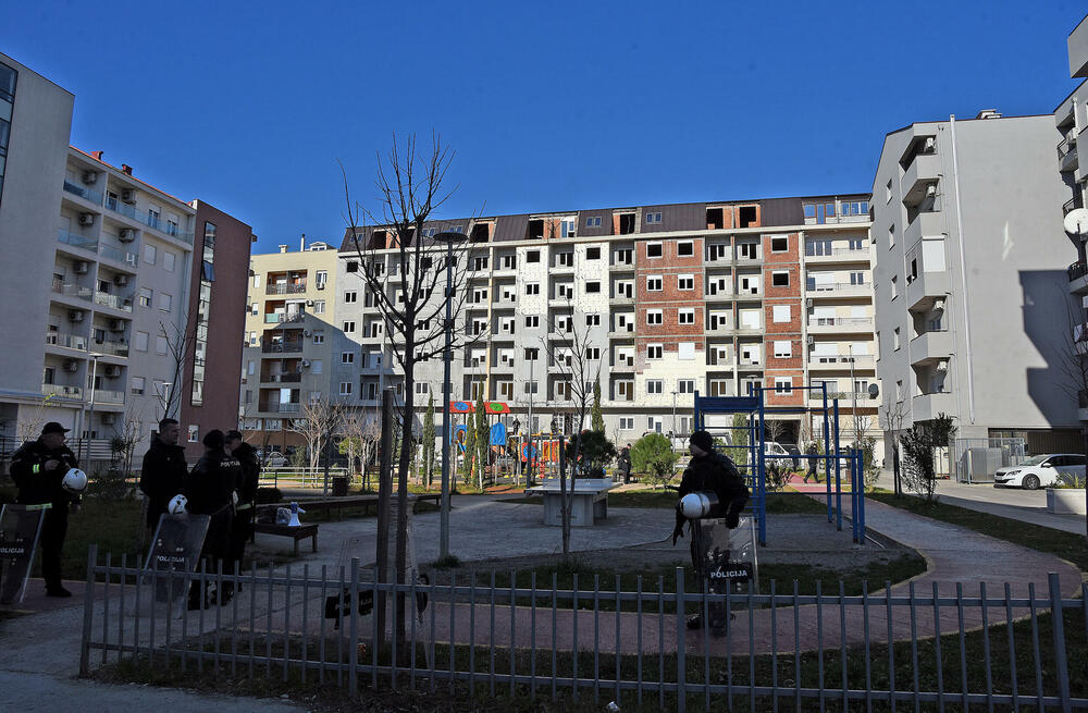 <p>U podgoričkom naselju Zabjelo jutros je započeto rušenje nelegalno sagrađene lamele C, koju je gradila PS Gradnja. Dok su radnici u potkrovlju rušili stanove, vlasnici stanova bili su zaključani na prvom spratu. Pogledajte kako je bilo na licu mjesta.</p>