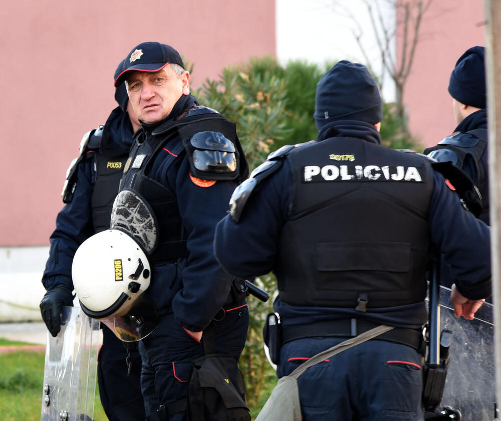 <p>U podgoričkom naselju Zabjelo jutros je započeto rušenje nelegalno sagrađene lamele C, koju je gradila PS Gradnja. Dok su radnici u potkrovlju rušili stanove, vlasnici stanova bili su zaključani na prvom spratu. Pogledajte kako je bilo na licu mjesta.</p>