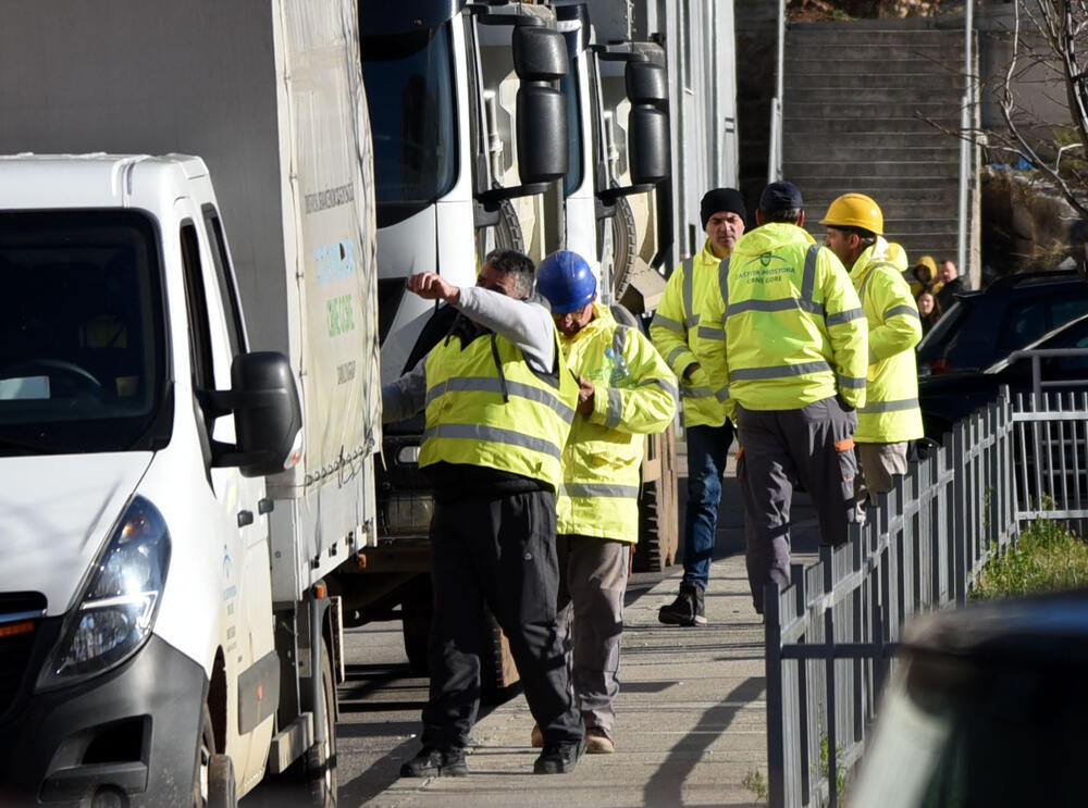 <p>U podgoričkom naselju Zabjelo jutros je započeto rušenje nelegalno sagrađene lamele C, koju je gradila PS Gradnja. Dok su radnici u potkrovlju rušili stanove, vlasnici stanova bili su zaključani na prvom spratu. Pogledajte kako je bilo na licu mjesta.</p>