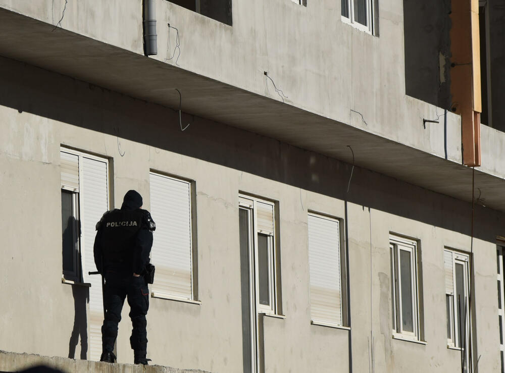 <p>U podgoričkom naselju Zabjelo jutros je započeto rušenje nelegalno sagrađene lamele C, koju je gradila PS Gradnja. Dok su radnici u potkrovlju rušili stanove, vlasnici stanova bili su zaključani na prvom spratu. Pogledajte kako je bilo na licu mjesta.</p>