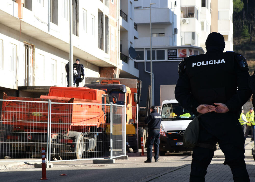 <p>U podgoričkom naselju Zabjelo jutros je započeto rušenje nelegalno sagrađene lamele C, koju je gradila PS Gradnja. Dok su radnici u potkrovlju rušili stanove, vlasnici stanova bili su zaključani na prvom spratu. Pogledajte kako je bilo na licu mjesta.</p>