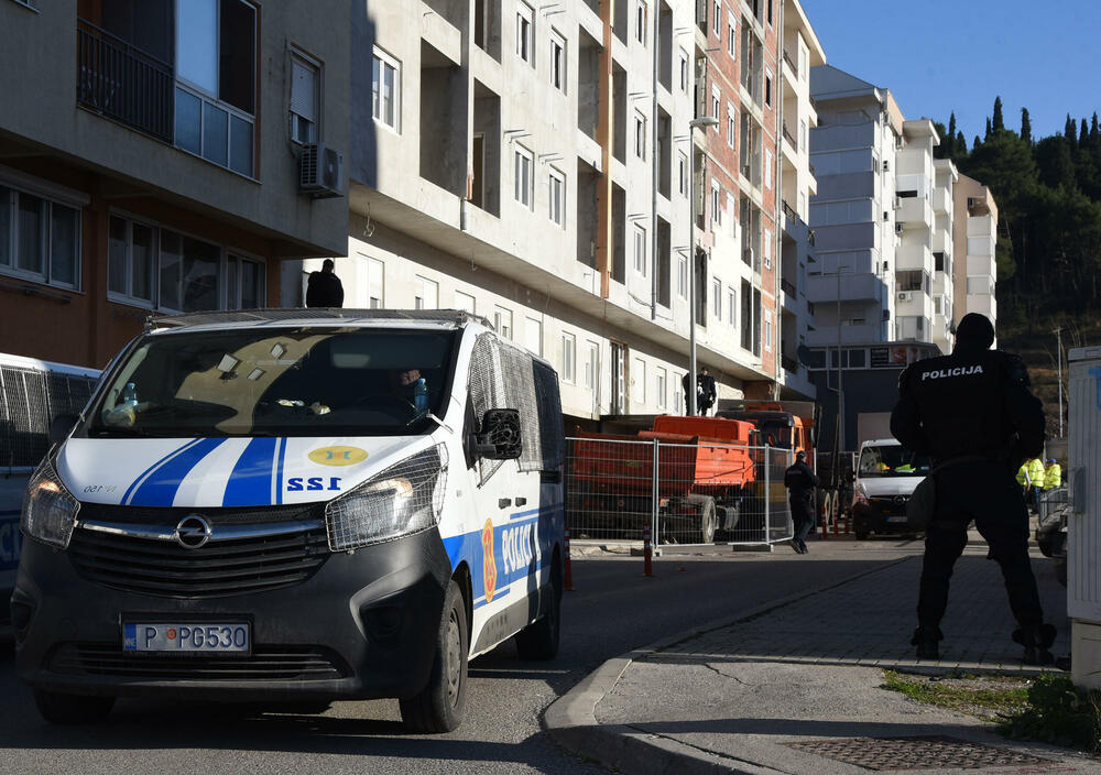 <p>U podgoričkom naselju Zabjelo jutros je započeto rušenje nelegalno sagrađene lamele C, koju je gradila PS Gradnja. Dok su radnici u potkrovlju rušili stanove, vlasnici stanova bili su zaključani na prvom spratu. Pogledajte kako je bilo na licu mjesta.</p>