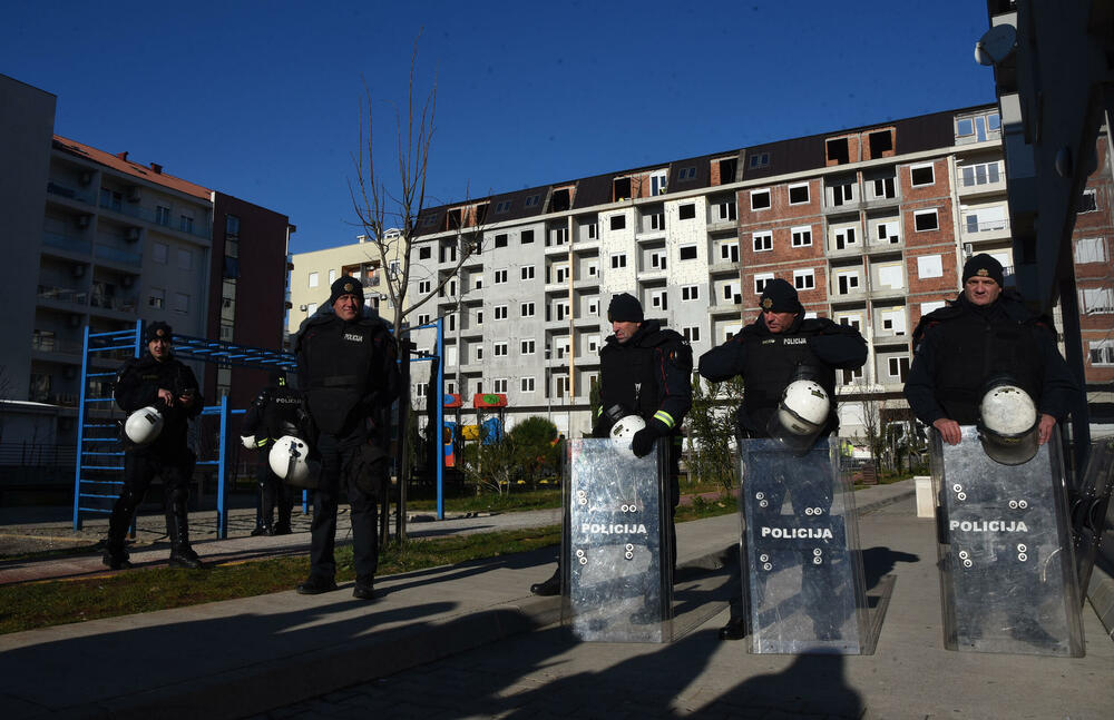 <p>U podgoričkom naselju Zabjelo jutros je započeto rušenje nelegalno sagrađene lamele C, koju je gradila PS Gradnja. Dok su radnici u potkrovlju rušili stanove, vlasnici stanova bili su zaključani na prvom spratu. Pogledajte kako je bilo na licu mjesta.</p>