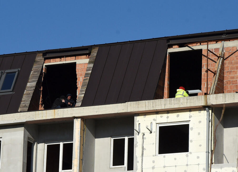 <p>U podgoričkom naselju Zabjelo jutros je započeto rušenje nelegalno sagrađene lamele C, koju je gradila PS Gradnja. Dok su radnici u potkrovlju rušili stanove, vlasnici stanova bili su zaključani na prvom spratu. Pogledajte kako je bilo na licu mjesta.</p>