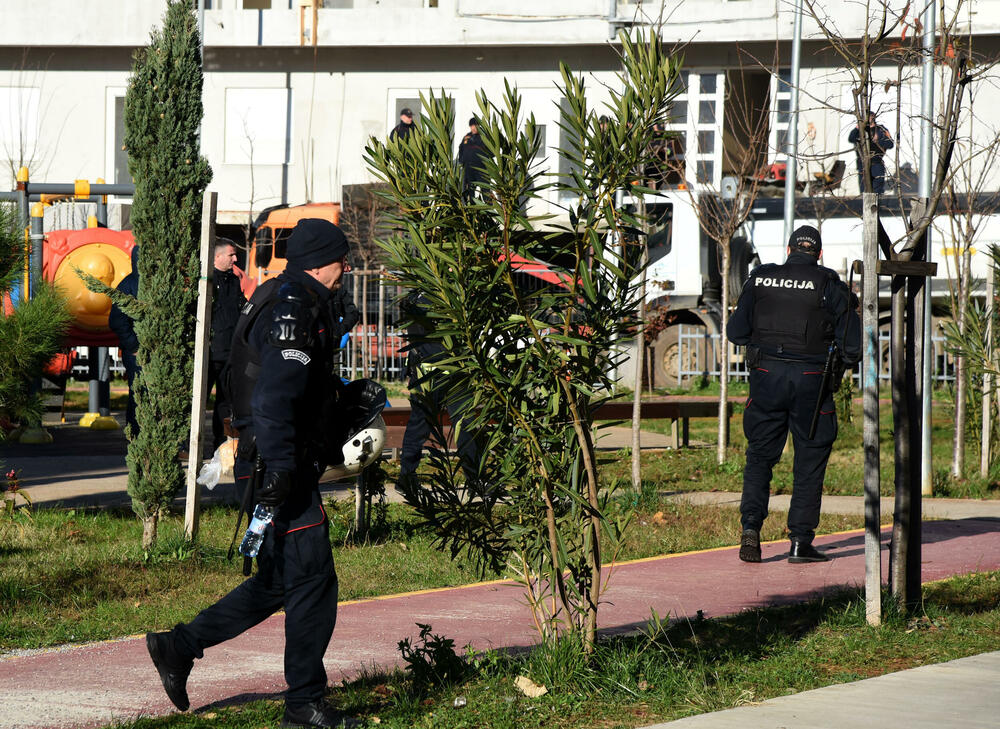 <p>U podgoričkom naselju Zabjelo jutros je započeto rušenje nelegalno sagrađene lamele C, koju je gradila PS Gradnja. Dok su radnici u potkrovlju rušili stanove, vlasnici stanova bili su zaključani na prvom spratu. Pogledajte kako je bilo na licu mjesta.</p>