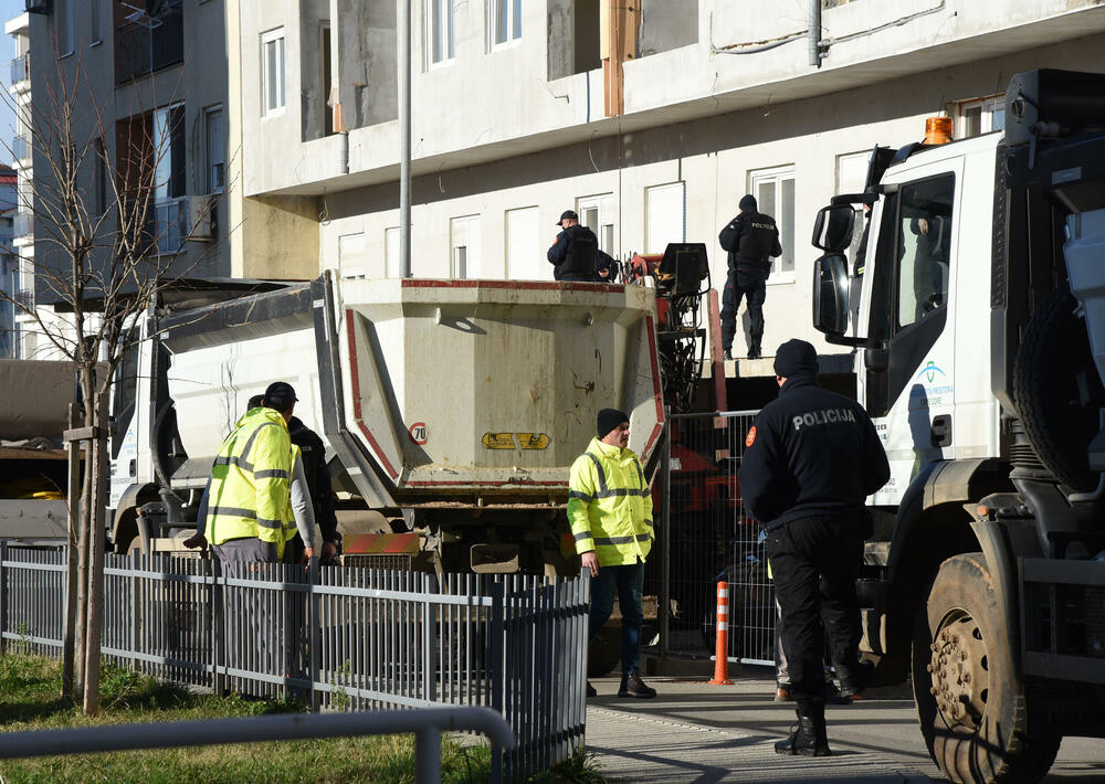 <p>U podgoričkom naselju Zabjelo jutros je započeto rušenje nelegalno sagrađene lamele C, koju je gradila PS Gradnja. Dok su radnici u potkrovlju rušili stanove, vlasnici stanova bili su zaključani na prvom spratu. Pogledajte kako je bilo na licu mjesta.</p>