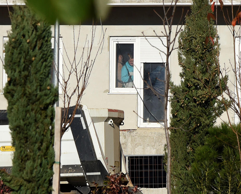 <p>U podgoričkom naselju Zabjelo jutros je započeto rušenje nelegalno sagrađene lamele C, koju je gradila PS Gradnja. Dok su radnici u potkrovlju rušili stanove, vlasnici stanova bili su zaključani na prvom spratu. Pogledajte kako je bilo na licu mjesta.</p>