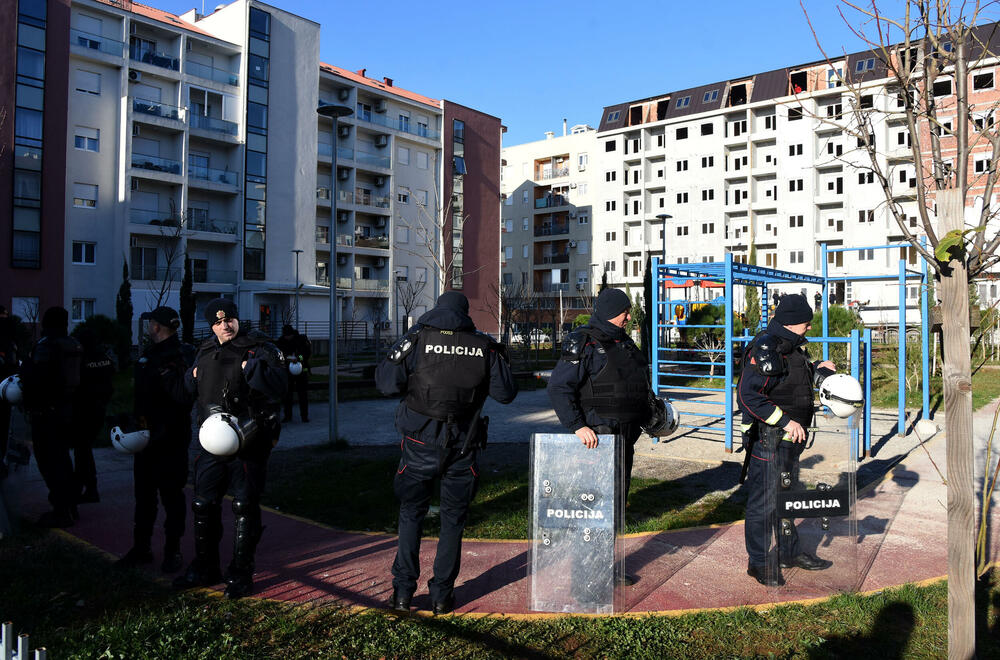 <p>U podgoričkom naselju Zabjelo jutros je započeto rušenje nelegalno sagrađene lamele C, koju je gradila PS Gradnja. Dok su radnici u potkrovlju rušili stanove, vlasnici stanova bili su zaključani na prvom spratu. Pogledajte kako je bilo na licu mjesta.</p>